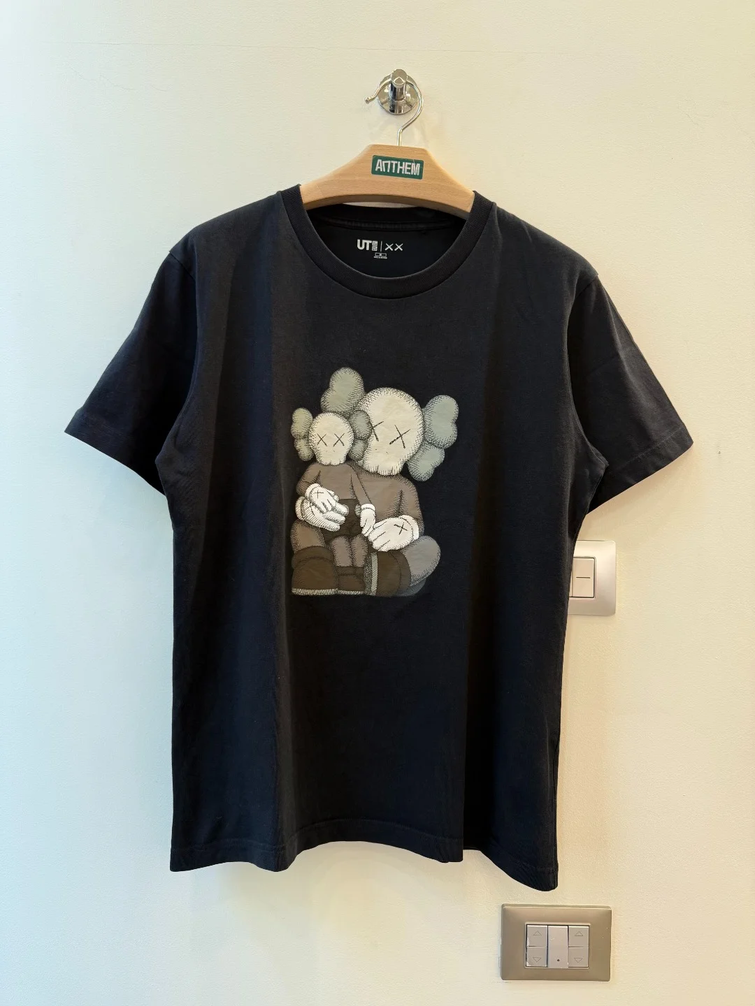 Uniqlo x Kaws Tee - M